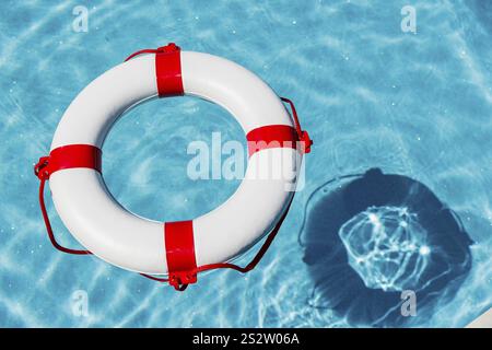 Ein Rettungsreifen schwimmt in einem Pool. Symbolisches Foto für Rettung und Krisenmanagement während der Finanz- und Bankenkrise. Österreich Stockfoto