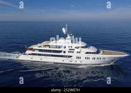 Luftaufnahme 74 m Motoryacht AURORA, geliefert 2017 von der deutschen Werft Luerssen Yachts, Design Winch Design, vorbei an Roquebrune Cap Ma Stockfoto