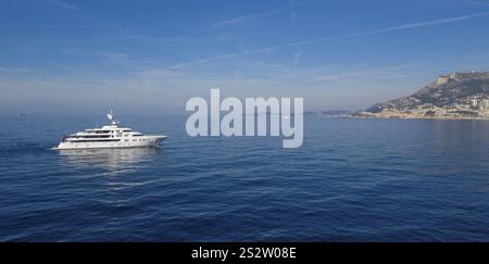 Luftaufnahme 74 m Motoryacht AURORA, geliefert 2017 von der deutschen Werft Luerssen Yachts, Design Winch Design, vorbei an Roquebrune Cap Ma Stockfoto