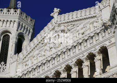 Timpanon der Hauptfassade, Basilika Notre-Dame de Fourviere, Lyon, Auvergne-Rhone-Alpes, Frankreich, Europa Stockfoto