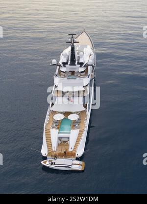 Luftaufnahme der 109-Meter-Motoryacht Bravo Eugenia, die 2018 von der niederländischen Werft Oceanco an den Eigentümer Jerry Jones geliefert wurde Stockfoto