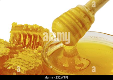 Ein Glas Honig auf weißem Hintergrund. Österreich Stockfoto