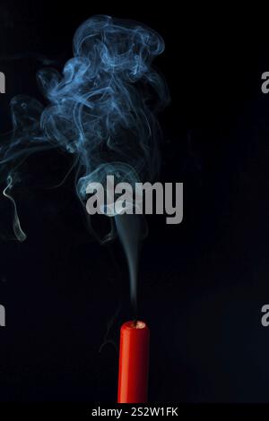 Die Flamme einer Kerze wurde ausgeblasen. Symbolisiert Tod, Sterben und das vergangene Österreich Stockfoto