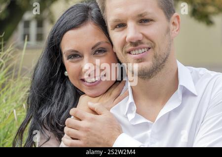 Ein junges verliebtes Paar in einem Park in Österreich Stockfoto