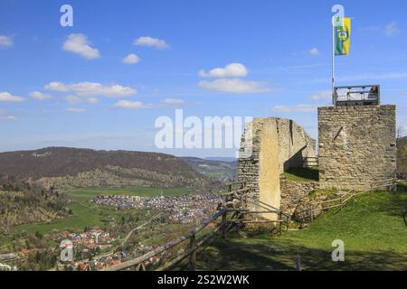 Burgruine Hiltenburg, Ruine einer hochmittelalterlichen Hügelburg auf dem Schlossberg im Filstal hoch über Bad Ditzenbach, Landkreis Goepp Stockfoto