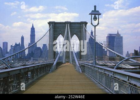 New York 1966, Blick von der Brooklyn Bridge zum Woolworth Building und dem New York Administrative Centre Stockfoto