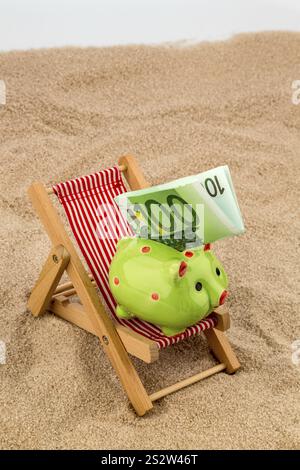 Liegestuhl mit Euro-Währung am Sandstrand. Symbol Foto für Kosten für Reise, Urlaub, Urlaub Österreich Stockfoto