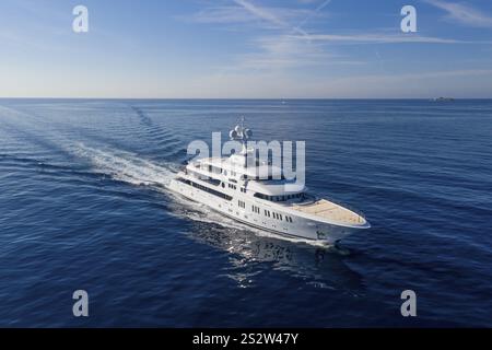 Luftaufnahme 74 m Motoryacht AURORA, geliefert 2017 von der deutschen Werft Luerssen Yachts, Design Winch Design, vorbei an Roquebrune Cap Ma Stockfoto