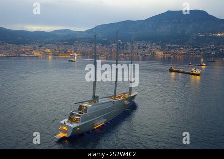 143 Meter lange Segelyacht A aus der Vogelperspektive, die größte Segelyacht der Welt, gebaut von der deutschen Werft Nobiskrug für den russischen Oligarchen Andrei Stockfoto