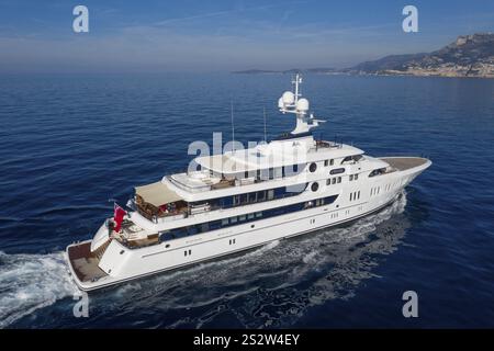 Luftaufnahme 74 m Motoryacht AURORA, geliefert 2017 von der deutschen Werft Luerssen Yachts, Design Winch Design, vorbei an Roquebrune Cap Ma Stockfoto