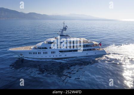 Luftaufnahme 74 m Motoryacht AURORA, geliefert 2017 von der deutschen Werft Luerssen Yachts, Design Winch Design, vorbei an Roquebrune Cap Ma Stockfoto