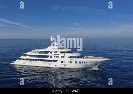 Luftaufnahme 74 m Motoryacht AURORA, geliefert 2017 von der deutschen Werft Luerssen Yachts, Design Winch Design, vorbei an Roquebrune Cap Ma Stockfoto