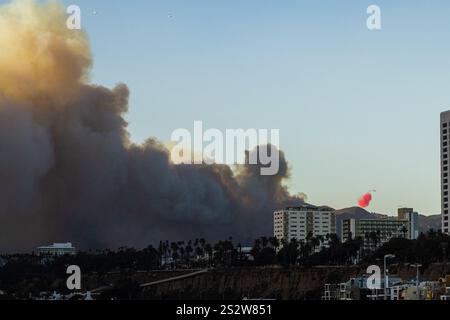 Los Angeles, USA. Januar 2025. Ein Löschflugzeug fällt rot aus, als das Feuer der Pacific Palisades in der Nähe von Los Angeles, Kalifornien, brennt. Es wird erwartet, dass starke Winde und trockene Bedingungen das Waldfeuer in den Pacific Palisades verstärken. Quelle: Stu Gray/Alamy Live News. Stockfoto