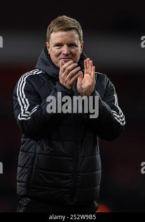 (250108) -- LONDON, 8. Januar 2025 (Xinhua) -- Newcastle United-Manager Eddie Howe applaudiert den Anhängern nach dem 1. Legspiel des englischen Football League Cup zwischen Arsenal und Newcastle United am 7. Januar 2025 in London. (XINHUA) NUR FÜR REDAKTIONELLE ZWECKE. NICHT ZUM VERKAUF FÜR MARKETING- ODER WERBEKAMPAGNEN. KEINE VERWENDUNG MIT NICHT AUTORISIERTEN AUDIO-, VIDEO-, DATEN-, REGALLISTEN, CLUB-/LEAGUE-LOGOS ODER LIVE-DIENSTEN. ONLINE-IN-MATCH-NUTZUNG AUF 45 BILDER BESCHRÄNKT, KEINE VIDETEMULATION. KEINE VERWENDUNG BEI WETTEN, SPIELEN ODER PUBLIKATIONEN FÜR EINZELNE CLUBS/LIGA/SPIELER. Stockfoto