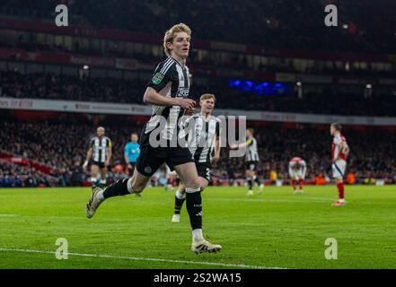 (250108) -- LONDON, 8. Januar 2025 (Xinhua) -- Anthony Gordon von Newcastle United feiert nach einem Treffer im Halbfinale des englischen Football League Cup zwischen Arsenal und Newcastle United am 7. Januar 2025 in London. (XINHUA) NUR FÜR REDAKTIONELLE ZWECKE. NICHT ZUM VERKAUF FÜR MARKETING- ODER WERBEKAMPAGNEN. KEINE VERWENDUNG MIT NICHT AUTORISIERTEN AUDIO-, VIDEO-, DATEN-, REGALLISTEN, CLUB-/LEAGUE-LOGOS ODER LIVE-DIENSTEN. ONLINE-IN-MATCH-NUTZUNG AUF 45 BILDER BESCHRÄNKT, KEINE VIDETEMULATION. KEINE VERWENDUNG BEI WETTEN, SPIELEN ODER PUBLIKATIONEN FÜR EINZELNE CLUBS/LIGA/SPIELER. Stockfoto