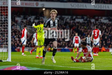 (250108) -- LONDON, 8. Januar 2025 (Xinhua) -- Anthony Gordon (Front) von Newcastle United feiert, nachdem er im Halbfinale des englischen Football League Cup am 7. Januar 2025 einen Treffer erzielt hat. (XINHUA) NUR FÜR REDAKTIONELLE ZWECKE. NICHT ZUM VERKAUF FÜR MARKETING- ODER WERBEKAMPAGNEN. KEINE VERWENDUNG MIT NICHT AUTORISIERTEN AUDIO-, VIDEO-, DATEN-, REGALLISTEN, CLUB-/LEAGUE-LOGOS ODER LIVE-DIENSTEN. ONLINE-IN-MATCH-NUTZUNG AUF 45 BILDER BESCHRÄNKT, KEINE VIDETEMULATION. KEINE VERWENDUNG BEI WETTEN, SPIELEN ODER PUBLIKATIONEN FÜR EINZELNE CLUBS/LIGA/SPIELER. Stockfoto