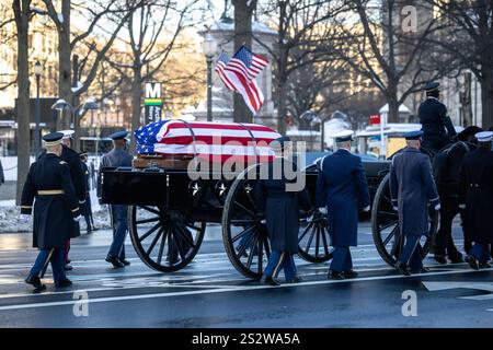 US-Soldaten marschieren am 7. Januar 2025 neben dem Sarg des 39. Präsidenten Jimmy Carter, als sie sich dem US-Kapitol in Washington nähern. Präsident Carter, Veteran der US Navy, war Senator und 76. Gouverneur von Georgia, bevor er von 1977 bis 1981 39. Präsident der Vereinigten Staaten war und der am längsten gelebte Präsident der amerikanischen Geschichte war. (DOD-Foto von U.S. Marine Corps Lance CPL. Braydon Rogers) Stockfoto