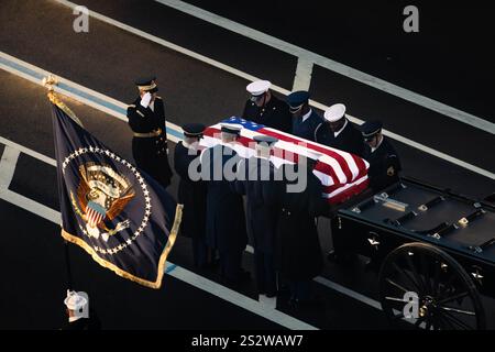 Ein zeremonielles Honor Guard Joint Service Casket Team bereitet sich darauf vor, die Schatulle des ehemaligen Präsidenten Jimmy Carter während der Prozession auf der U.S. Navy Memorial Plaza, Washington, D.C., am 7. Januar 2025 auf einen Caisson zu legen. Die Prozession hielt am U.S. Navy Memorial an, um Carters Marinedienst zu ehren, bevor sie zum US-Kapitol ging, wo er im Bundesstaat liegen wird. Präsident Carter, ein Veteran der U.S. Navy, war Senator und 76. Gouverneur von Georgia, bevor er von 1977 bis 1981 39. Präsident der Vereinigten Staaten war und der am längsten gelebte Präsident der amerikanischen Geschichte war. ( Stockfoto