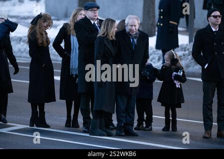 Familienmitglieder des verstorbenen ehemaligen Präsidenten Jimmy Carter beobachten den Transfer der Schatulle des ehemaligen US-Präsidenten Jimmy Carter von einem Leichenwagen zu einem Pferdegestell, um eine Prozession vom US Navy Memorial auf der Pennsylvania Avenue zum US Capitol zu machen, das Carters Eröffnungsparade 1977 am Dienstag, den 7. Januar 2025, in Washington, DC widerspiegeln soll. Zu Ehren des verstorbenen Präsidenten wird eine staatliche Beerdigung abgehalten, bevor er am Donnerstag in Plains, Georgia, begraben wird. Kredit: Mattie Neretin/CNP/SIPA USA Stockfoto