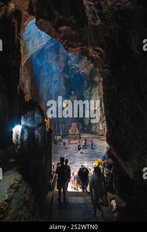 Buddhistischer Tempel mit Statuen und einem Heiligtum in der Huyen Khong Höhle in den Marmorbergen in da Nang. DA NANG, Vietnam - 12. September 2024. Stockfoto