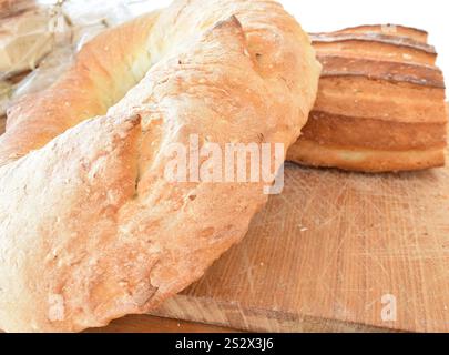 Frisch gebackenes rundes Brot in Nahaufnahme. Stockfoto