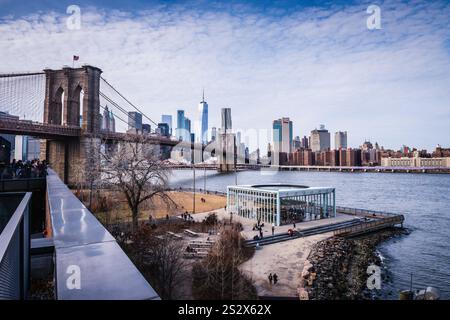 Brooklyn, NY USA - 27. Januar 2018: Blick auf die Skyline von Manhattan von Brooklyn aus, einschließlich der Manhattan Bridge und dem historischen Jane's Carousel. Stockfoto