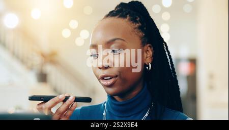 Büro, Lautsprecher und schwarze Frau mit Telefonanruf für Gespräche, Kommunikation und Terminplan. Laptop, Mitarbeiter und Berater mit Mobilgerät für Stockfoto