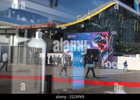 Las Vegas, NV, USA. Januar 2025. Die Teilnehmer gehen zum Eingang der Consumer Electronics Show (CES 2025), die am 7. Januar 2025 im Las Vegas Convention Center in Las Vegas, NV stattfindet. Christopher Trim/CSM/Alamy Live News Stockfoto