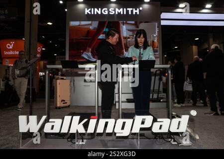 Las Vegas, NV, USA. Januar 2025. Ein Teilnehmer versucht das WalkingPad während der Consumer Electronics Show (CES 2025), die am 7. Januar 2025 im Las Vegas Convention Center in Las Vegas, NV stattfindet. Christopher Trim/CSM/Alamy Live News Stockfoto