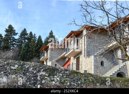 Traditionelles Gebäude aus Stein im Dorf Valtessiniko. Arkadia, Griechenland. Stockfoto