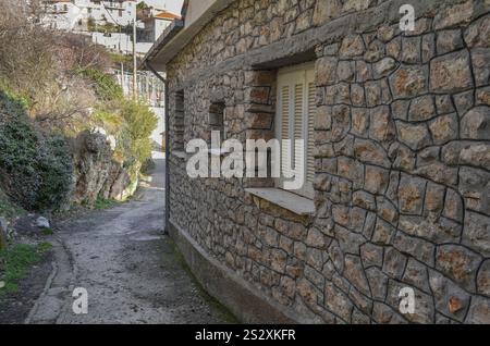 Traditionelle Steinmauer und Fenster in Arcadia, Griechenland Stockfoto