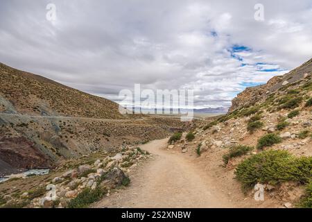 Die Straße durch die Schlucht um den Kailash Berg in Tibet, kora Pfad Stockfoto