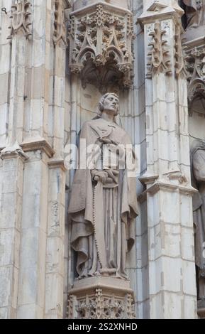 Sevilla, Spanien - 26. September 2024: Simon der Zealot oder die Statue der Kanaaniten. Haupteingang der Kathedrale von Sevilla, Spanien Stockfoto