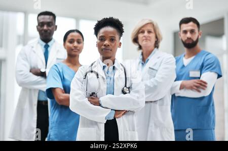 Asiatische Menschen, ernsthaft oder Porträt von Ärzten mit überkreuzten Armen in Krankenhäusern oder über uns. Gesundheitswesen, stolzer Arzt oder Gruppe von Stockfoto