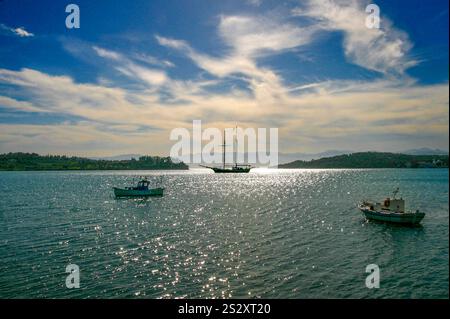 Seascape. Boote in der Bucht von Porto Cheli, Griechenland Stockfoto
