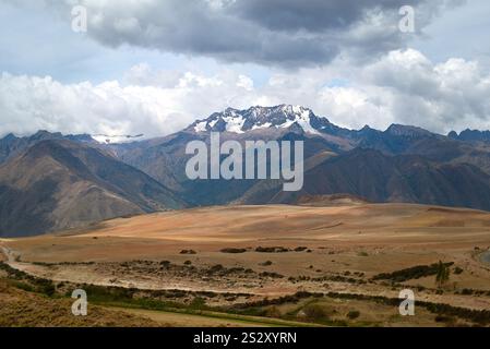 Dramatische andenaussichten mit schneebedecktem Chicon-Gipfel, zerklüfteten Bergen und weitläufigen Hochländern in der Nähe von Maras, Peru. Stockfoto