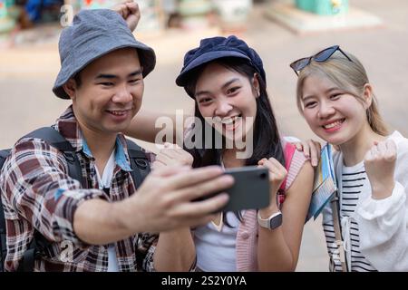 Freunde fangen fröhliche Reisemomente zusammen ein lebhaftes Selfie in der Marktgruppe Outdoor-Abenteuer ein Stockfoto