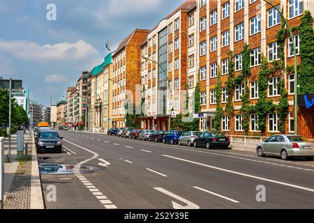 Berlin - 17. Juli 2010 : Straßenszene. Wilhelmstraße, Hauptstraße, die von Süden zum Pariser Platz führt. Stockfoto