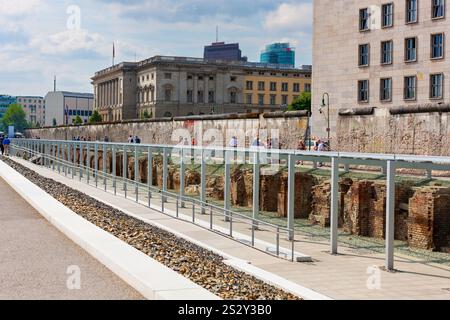 Berlin - 17. Juli 2010 : Topographie des Terrors. Ausgrabungen im Freien und Exponate auf dem Gelände des ehemaligen Gestapo-Hauptquartiers. Stockfoto