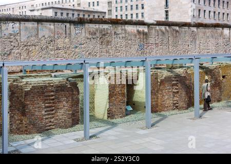 Berlin - 17. Juli 2010 : Topographie des Terrors. Ausgrabungen im Freien und Exponate auf dem Gelände des ehemaligen Gestapo-Hauptquartiers. Stockfoto