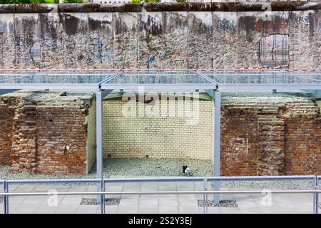 Berlin - 17. Juli 2010 : Topographie des Terrors. Ausgrabungen im Freien und Exponate auf dem Gelände des ehemaligen Gestapo-Hauptquartiers, Berliner Mauer. Stockfoto