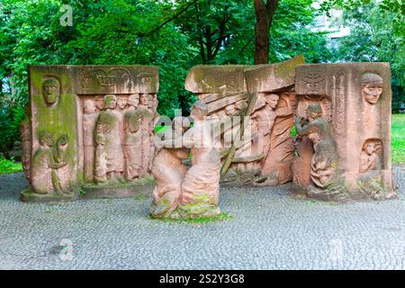 Berlin - 17. Juli 2010 : Block der Frauen. Frauenblock. Skulptur von Ingeborg Hunzinger als Denkmal für den Mut der Frauen Stockfoto