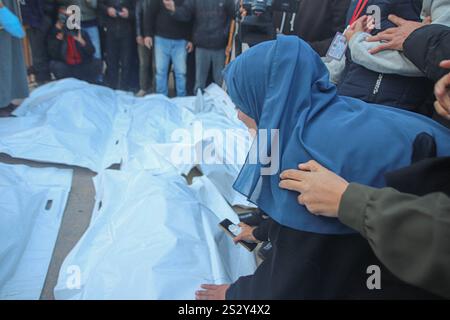 Gaza, Palästina. Januar 2025. Beerdigung der Palästinenser, die bei israelischen Luftangriffen auf das humanitäre Gebiet in Al-Mawasi Khan Younis im südlichen Gazastreifen getötet wurden, 8. Januar 2025. Foto: Habboub Ramez/ABACAPRESS. COM Credit: Abaca Press/Alamy Live News Stockfoto