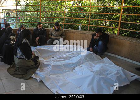 Gaza, Palästina. Januar 2025. Beerdigung der Palästinenser, die bei israelischen Luftangriffen auf das humanitäre Gebiet in Al-Mawasi Khan Younis im südlichen Gazastreifen getötet wurden, 8. Januar 2025. Foto: Habboub Ramez/ABACAPRESS. COM Credit: Abaca Press/Alamy Live News Stockfoto