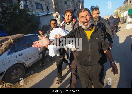 Gaza, Palästina. Januar 2025. Beerdigung der Palästinenser, die bei israelischen Luftangriffen auf das humanitäre Gebiet in Al-Mawasi Khan Younis im südlichen Gazastreifen getötet wurden, 8. Januar 2025. Foto: Habboub Ramez/ABACAPRESS. COM Credit: Abaca Press/Alamy Live News Stockfoto