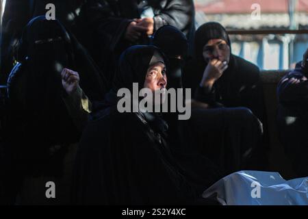 Gaza, Palästina. Januar 2025. Beerdigung der Palästinenser, die bei israelischen Luftangriffen auf das humanitäre Gebiet in Al-Mawasi Khan Younis im südlichen Gazastreifen getötet wurden, 8. Januar 2025. Foto: Habboub Ramez/ABACAPRESS. COM Credit: Abaca Press/Alamy Live News Stockfoto