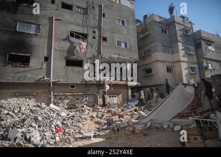 Gaza, Palästina. Januar 2025. Beerdigung der Palästinenser, die bei israelischen Luftangriffen auf das humanitäre Gebiet in Al-Mawasi Khan Younis im südlichen Gazastreifen getötet wurden, 8. Januar 2025. Foto: Habboub Ramez/ABACAPRESS. COM Credit: Abaca Press/Alamy Live News Stockfoto