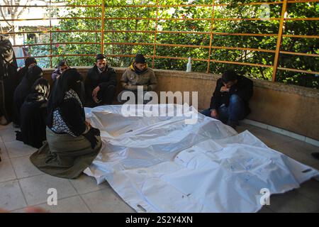 Gaza, Palästina. Januar 2025. Beerdigung der Palästinenser, die bei israelischen Luftangriffen auf das humanitäre Gebiet in Al-Mawasi Khan Younis im südlichen Gazastreifen getötet wurden, 8. Januar 2025. Foto: Habboub Ramez/ABACAPRESS. COM Credit: Abaca Press/Alamy Live News Stockfoto