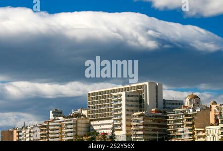 Gebäude über dem Yachthafen Zeas im Hafen von Piräus, Griechenland Stockfoto