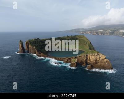 Ilheu de Vila Franca do Campo, kleine Insel an der Küste der Azoren, Portugal. Stockfoto